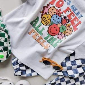 T-shirt BIAŁY "It's okay to feel all the feels"