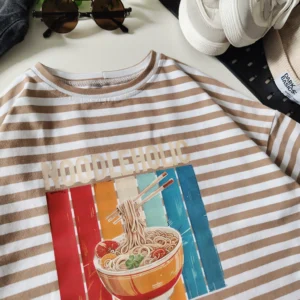 T-shirt PASKI BEŻOWO-BIAŁE "Noodleholic" >od ręki 128/134<