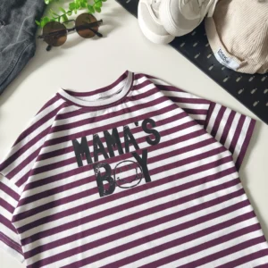 T-shirt PASKI FIOLETOWO-BIAŁE "Mama's boy" >od ręki 104/110<