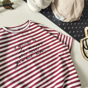 T-shirt PASKI BORDOWO-BIAŁE "A winner is ..." >od ręki 104/110<