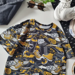 T-shirt "Grafitti mix" >od ręki 128/134<